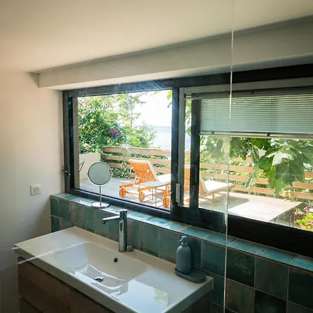 Cabanon Moderne, Les Pieds Dans L'eau, 2 *