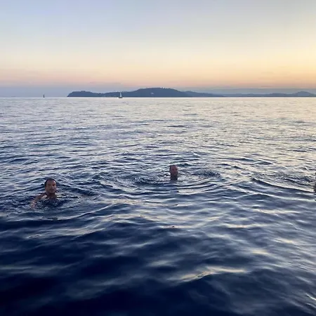 Cabanon Moderne, Les Pieds Dans L'eau, 2 Сasa de vacaciones Le Pradet