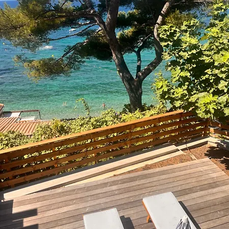 Cabanon Moderne, Les Pieds Dans L'eau, 2