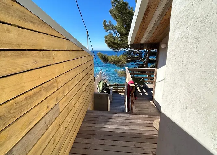 Cabanon Moderne, Les Pieds Dans L'eau, 2