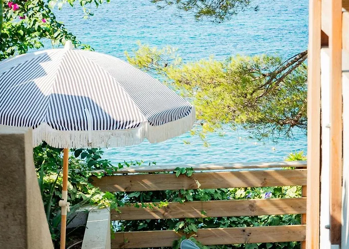 Cabanon Moderne, Les Pieds Dans L'eau, 2